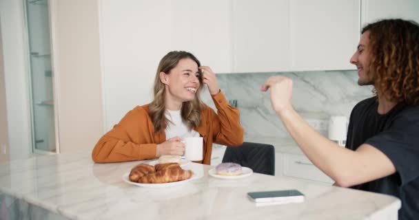 Bir Çift Arkadaşlar Birlikte Mutfakta Kahvaltı Etmekten Zevk Alıyorlar — Stok video