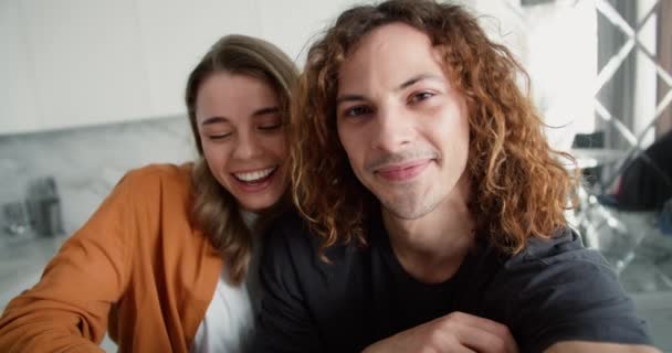 Freunde Oder Paare Machen Hause Lustige Gesichter Mädchen Decken Augen — Stockvideo