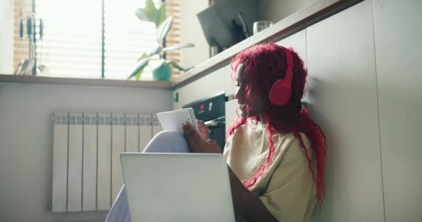 Afro Amerikaans Meisje Met Rood Krullend Haar Studeren Keukenvloer Met — Stockvideo