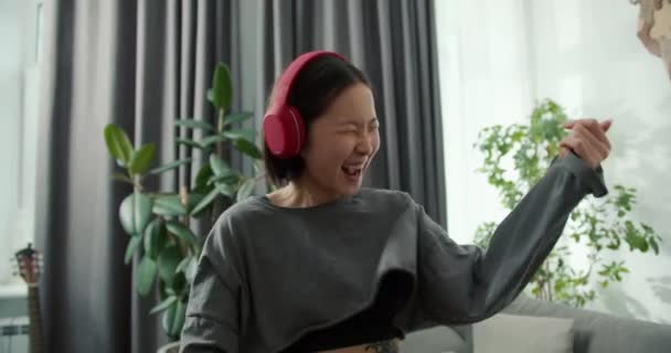Mujer Asiática Tocando Guitarra Aire Usando Auriculares Para Escuchar Música — Vídeo de stock