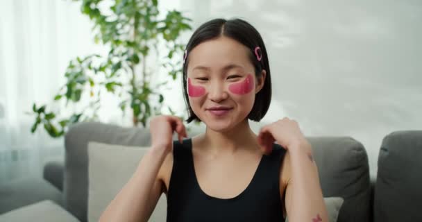 Jonge Aziatische Vrouw Met Een Heldere Huid Met Hydraterende Gouden — Stockvideo