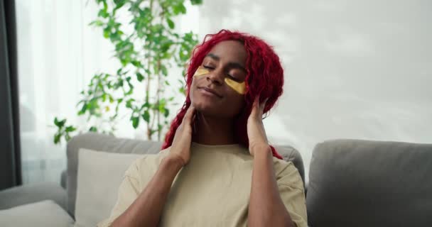 Eine Frau Mit Dunkler Haut Benutzt Augenklappen Gegen Falten Fühlt — Stockvideo