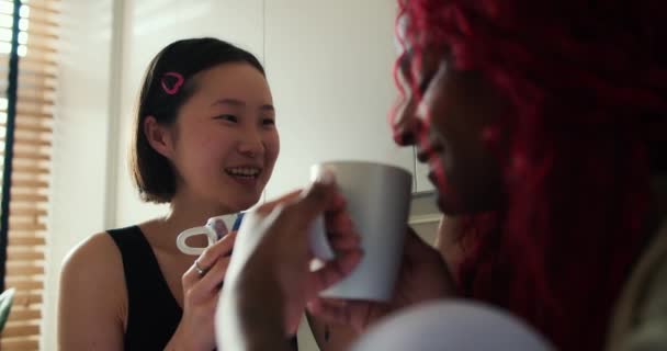 Zwei Schöne Multiethnische Freundinnen Trinken Kaffee Während Sie Hause Der — Stockvideo