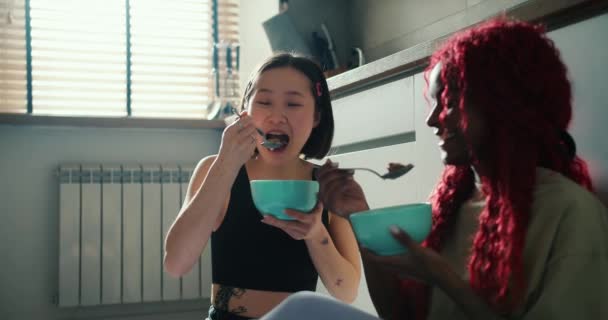 Zwei Schöne Freundinnen Frühstücken Aus Einer Schüssel Die Auf Dem — Stockvideo