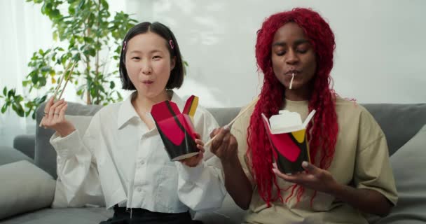 Olika Kvinnliga Vänner Äter Nudlar Tillsammans Hemma Med Ätpinnar — Stockvideo
