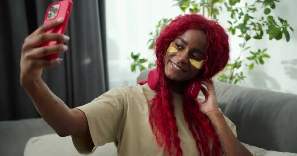 Junge Schöne Afrikanerin Mit Augenklappen Macht Selfie Foto Mit Handy — Stockvideo