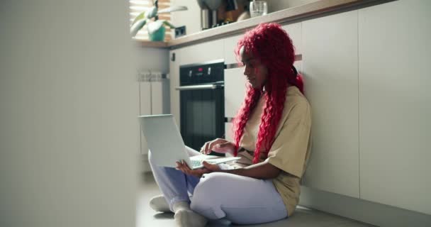 Ευτυχισμένος Έκπληκτος African American Γυναίκα Ελεύθερος Επαγγελματίας Κόκκινα Σγουρά Μαλλιά — Αρχείο Βίντεο