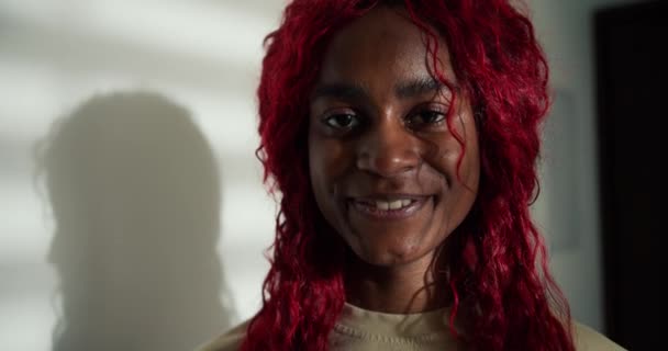 Porträt Einer Glücklichen Unbeschwerten Afrikanisch Amerikanischen Frau Mit Rot Gefärbten — Stockvideo
