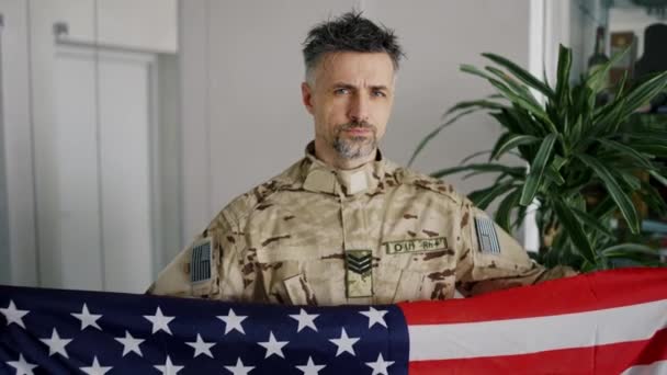 Ritratto Soldato Camuffato Che Tiene Bandiera Americana — Video Stock