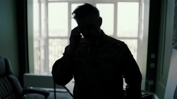 Silhouette Soldier Swears Phone Phone Calls Swearing — Stock Video