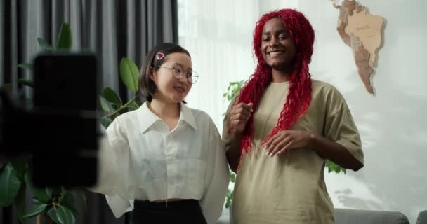 Dua Gadis Afrika Amerika Dan Asia Merekam Vlog Baru Untuk — Stok Video