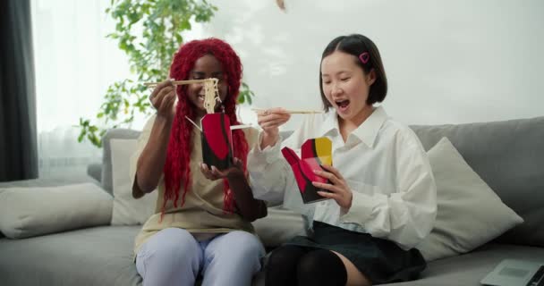 Olika Kvinnliga Vänner Äter Tillsammans Hemma Med Ätpinnar — Stockvideo