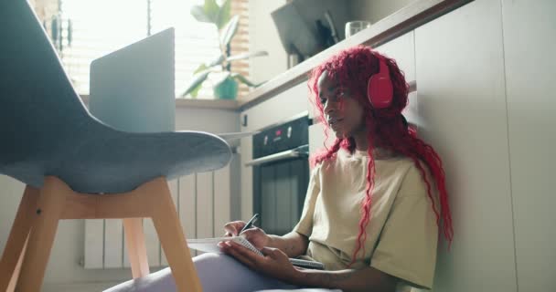 Kırmızı Kıvırcık Saçlı Afro Amerikalı Kız Mutfak Zemininde Dizüstü Bilgisayarla — Stok video