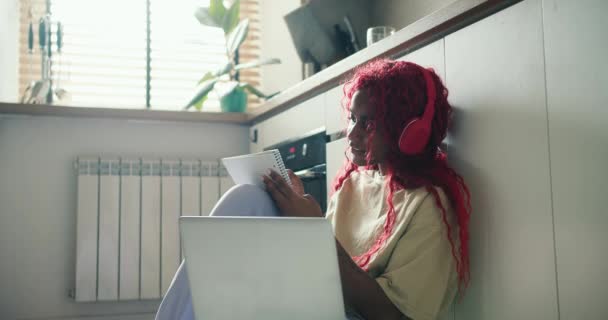 Afrikai Amerikai Lány Vörös Göndör Haj Tanul Konyha Padlón Laptop — Stock videók