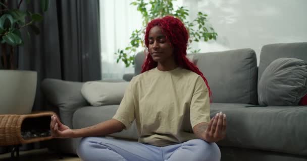Jovem Mulher Americana Africana Elegante Sentado Posição Lótus Com Olhos — Vídeo de Stock