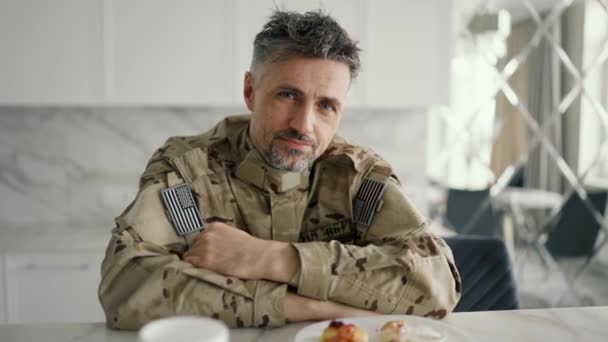 Στρατιώτης Του Στρατού Κάθεται Στο Τραπέζι Της Κουζίνας Και Έχοντας — Αρχείο Βίντεο