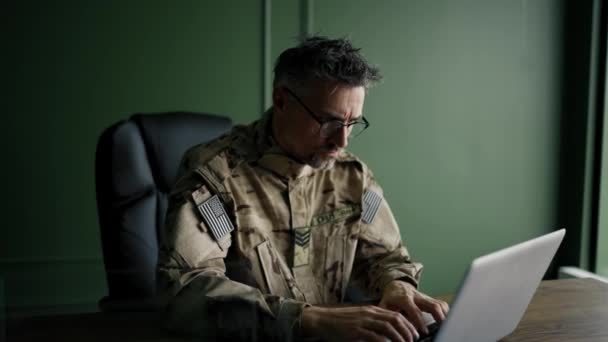 Soldat Mit Brille Arbeitet Hause Mit Laptop Der Alltag Eines — Stockvideo