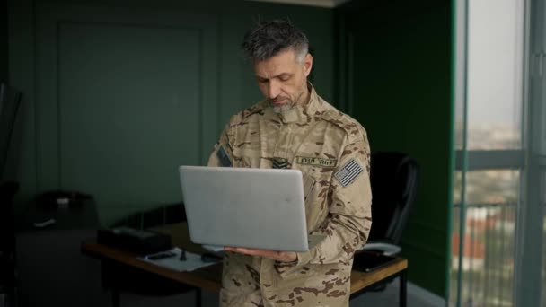 Żołnierz Pracujący Laptopem Domu Codzienne Życie Wojskowego Rezerwie Żołnierz Wyłącza — Wideo stockowe