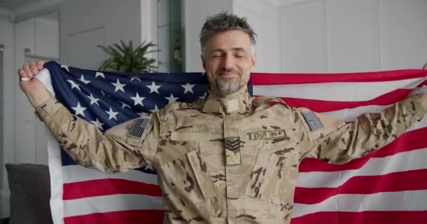 Portret Van Een Soldaat Die Amerikaanse Vlag Hijst Glimlach Gezicht — Stockvideo