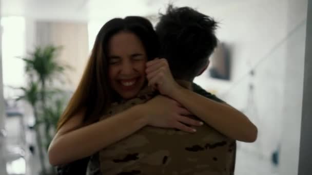Soldado Regresa Casa Una Pareja Feliz Tiempos Guerra Vista Trasera — Vídeos de Stock