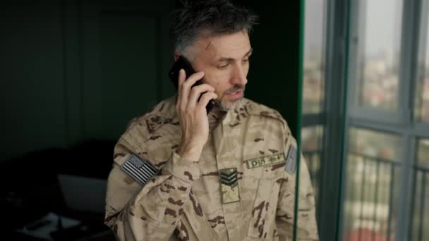 Strzał Siwego Żołnierza Kamuflażu Który Rozmawia Przez Telefon — Wideo stockowe