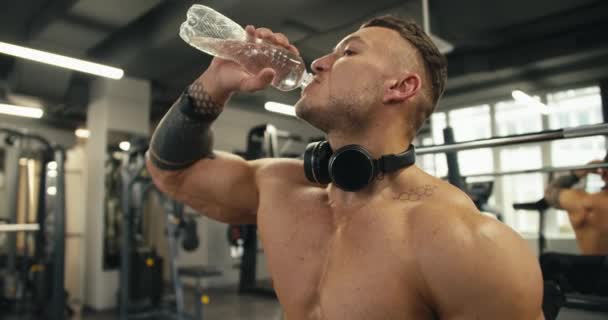 Active Man Wearing Headphones Athlete Athlete Trainer Standing Fitness Gym — Stock Video