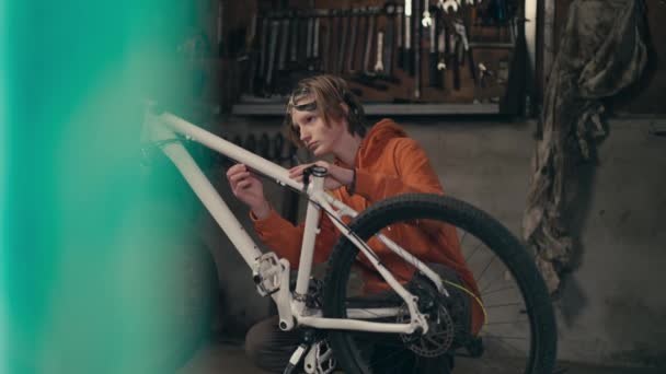 掌握自行车维修的艺术 一个热衷追求质量和精准的青少年 — 图库视频影像