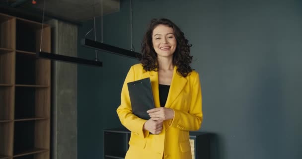Radostný Kancelářský Pracovník Žluté Bundě Chůze Cílem Úspěchu — Stock video