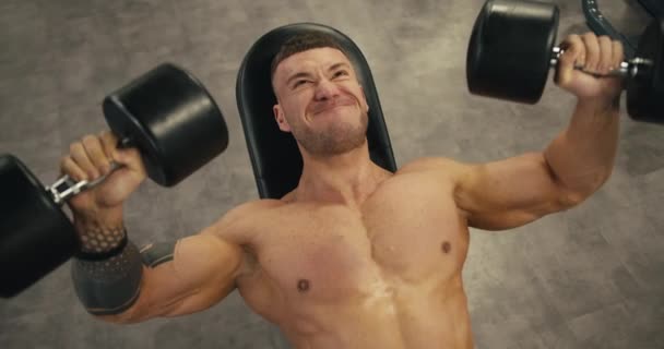 Pandangan Atas Seorang Pria Binaragawan Otot Mengangkat Beban Berat Dumbel — Stok Video