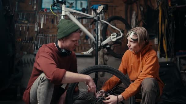 Repararea Bicicletelor Învățarea Artei Științei Fixare Roților Orientare Expertă Instruirea — Videoclip de stoc