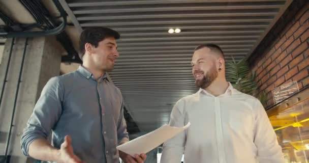 Erfolg Feiern Zwei Bürokollegen Kehren Mit Freude Und Triumph Von — Stockvideo