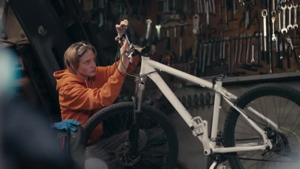 Precisie Focus Tieners Bike Repair Expertise Workshop — Stockvideo