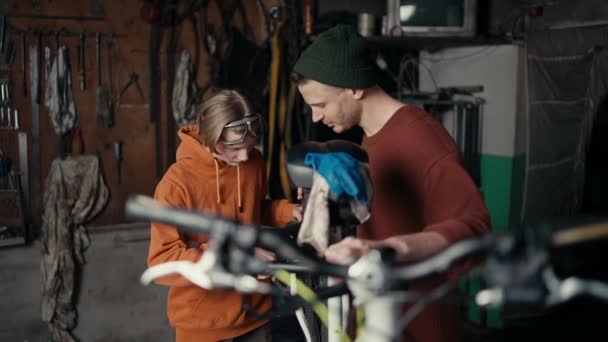 硕士兼学徒 在车库里修理自行车轮 — 图库视频影像