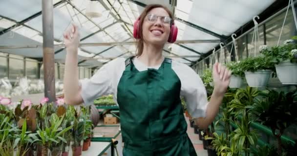 Natures Dance Glad Resa Genom Blomsteraffär Flicka Grönt Förkläde Lycklig — Stockvideo