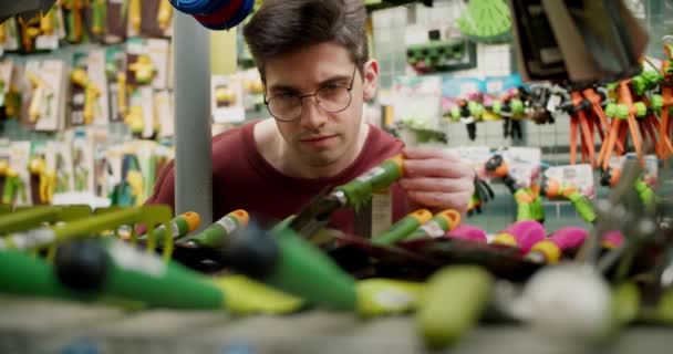 Peralatan Berkebun Dengan Seorang Pemuda Brown Sweater Dan Kacamata — Stok Video