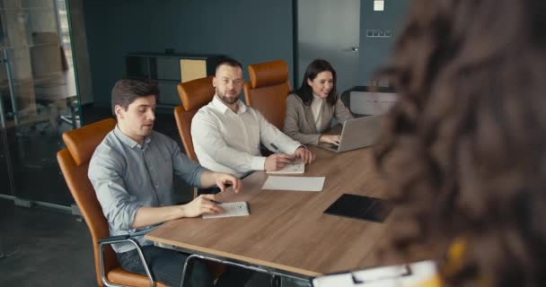 Производительная Встреча Предпринимательница Отвечает Вопросы Команды Использующей Планшет Современном Офисе — стоковое видео
