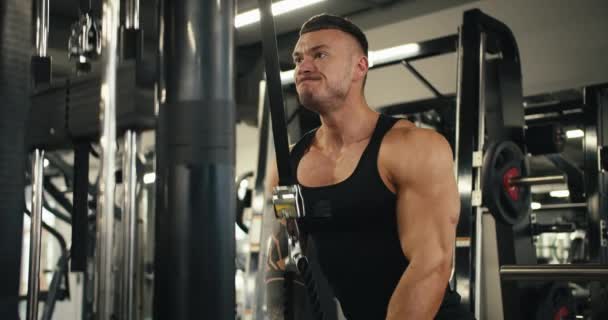Junger Gutaussehender Mann Macht Übungen Auf Vertikalem Rudergerät Händen Rückentraining — Stockvideo