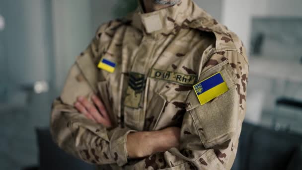 Een Oekraïense Soldaat Camouflage Met Grijs Haar Kijkt Naar Camera — Stockvideo
