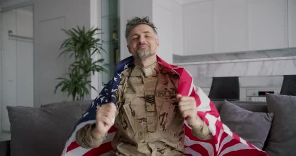 アメリカ国旗に包まれた兵士の肖像画 あなたの顔に笑顔 愛国心 — ストック動画