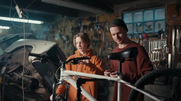Day Garage Father Son Bicycle Repair Enseñando Hijo Arreglar Bicicleta — Vídeo de stock