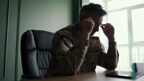 Soldado Camuflagem Senta Mesa Tira Óculos Transparentes Local Trabalho Militar — Vídeo de Stock
