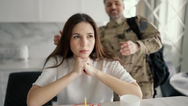 Soldado Regressa Casa Uma Missão Feliz Surpresa Para Uma Menina — Vídeo de Stock