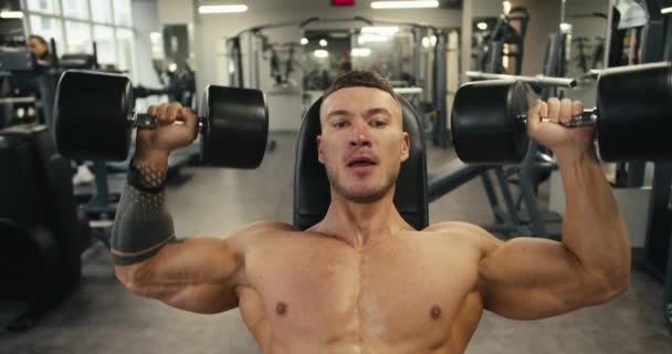 Muscular Fisiculturista Homem Levantando Pesos Pesados Halteres Pretos Conjunto Completo — Vídeo de Stock