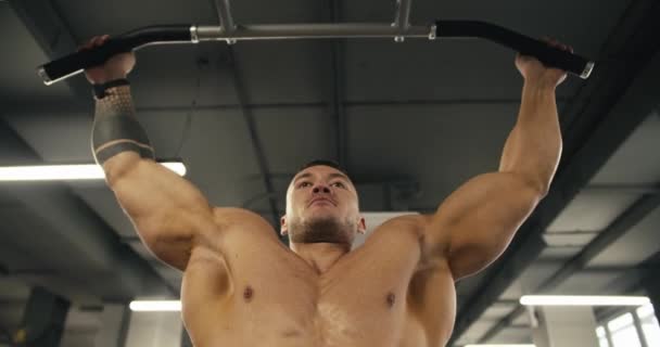 一名赤身裸体的年轻运动员在一家特殊的健身房里做举重运动 — 图库视频影像