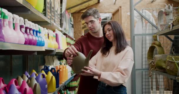Garden Tool Shopping Young Couple Selecting Hose Nozzle — Stock Video