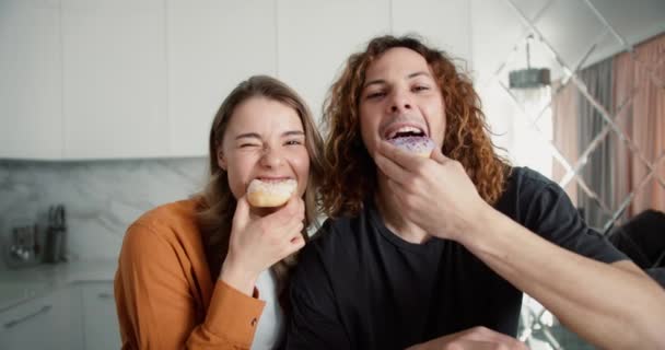 Casal Jovem Amigos Vestindo Roupas Casuais Casa Comendo Saborosos Donuts — Vídeo de Stock