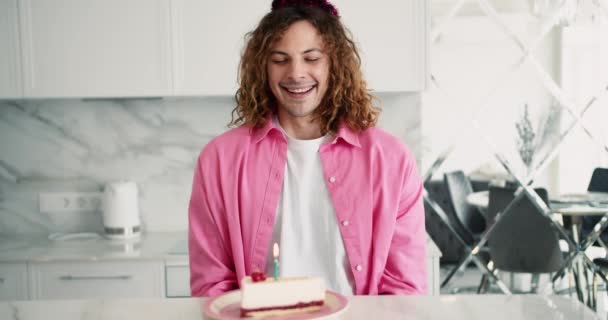 Glücklicher Erwachsener Mann Trägt Rosa Hemd Und Geburtstagsmütze Drückt Die — Stockvideo