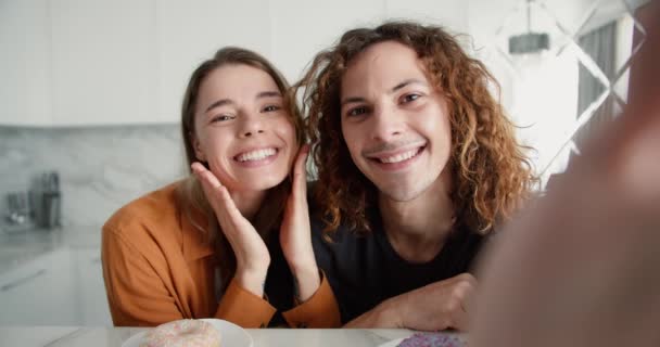 Blogueiros Felizes Casal Amigável Divertindo Olhando Para Câmera Jovem Vloggers — Vídeo de Stock