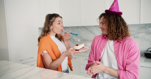 Ehefrau Überrascht Ehemann Mit Geburtstagstorte Und Pfeife — Stockvideo