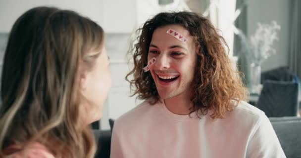 Neşeli Heyecanlı Dikkatsiz Mutlu Dişlek Işıldayan Kıvırcık Saçlı Yüzüne Komik — Stok video